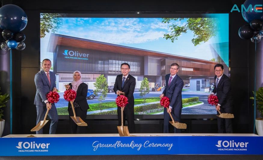 (Dari kiri ke kanan) Pengurus Besar Oliver Healthcare Packaging Asia Tenggara, Dr. Aldin Velic; Pengarah Bahagian Teknologi Bangunan dan Gaya Hidup Lembaga Pembangunan Pelaburan Malaysia, Rozita Ibrahim; Pengerusi Jawatankuasa Pelaburan, Perdagangan dan Hal Ehwal Pengguna Negeri Johor, Lee Ting Han; Ketua Pegawai Eksekutif Oliver Healthcare Packaging, Michael Benevento; dan Pengarah Urusan Kumpulan AME, Kelvin Lee Chai pada majlis pecah tanah di Sales Gallery at i-Park@Senai Airport City, hari ini.