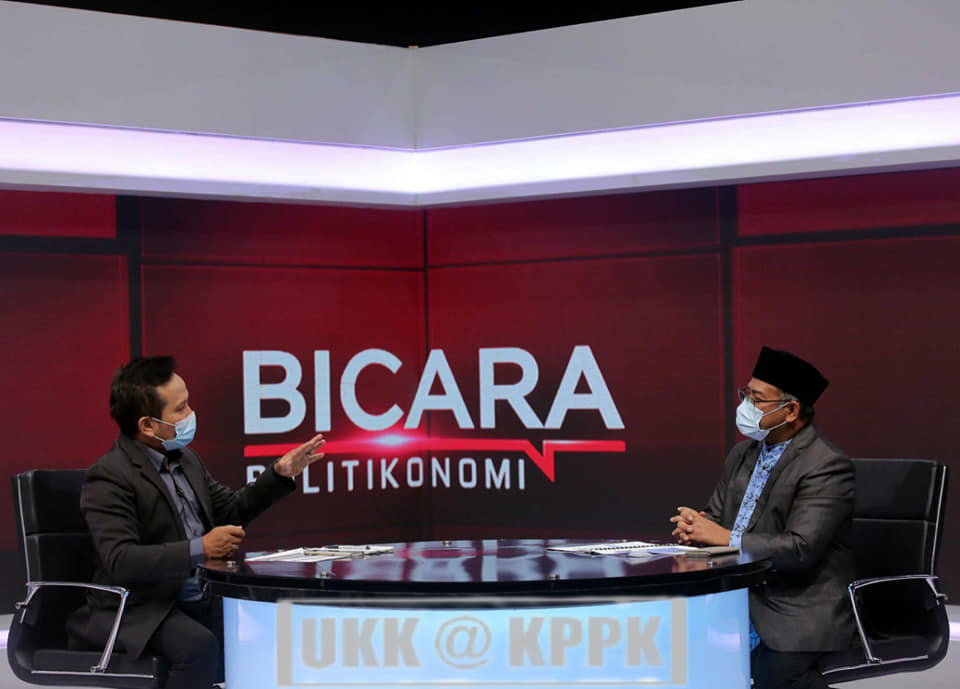 Datuk Dr. Mohd. Khairuddin Aman Razali (kanan) dalam wawancara program Bicara Politikonomi bertajuk 'Harga Sawit dan Minyak masak: Rezeki atau Beban', yang disiarkan di TV1 malam tadi.