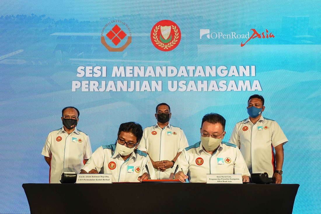 Sesi menandatangani perjanjian usaha sama (JV) antara Pengasas dan Penasihat Kumpulan OPen Road Asia, Datuk David Goh (hadapan,kanan) bersama dan Ketua Pegawai Eksekutif PKB, Abdul Rahman Din (hadapan, kiri) sambil disaksikan oleh Menteri Besar Kedah, Muhammad Sanusi Md. Nor(belakang, tengah) di Wisma Darul Aman, hari ini.