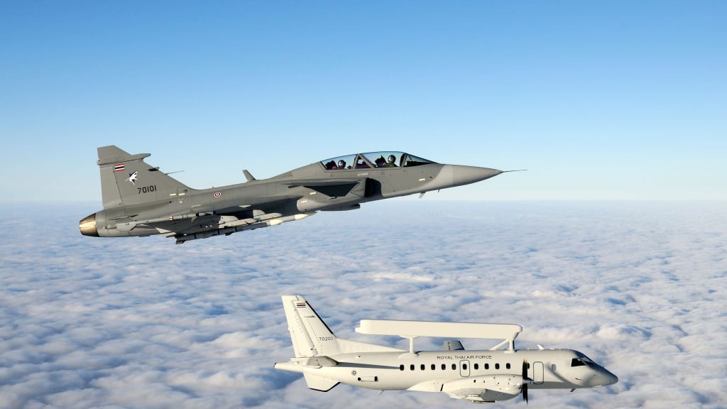 Sebuah pesawat JAS 39D Gripen RTAF dan Saab 340 Erieye.