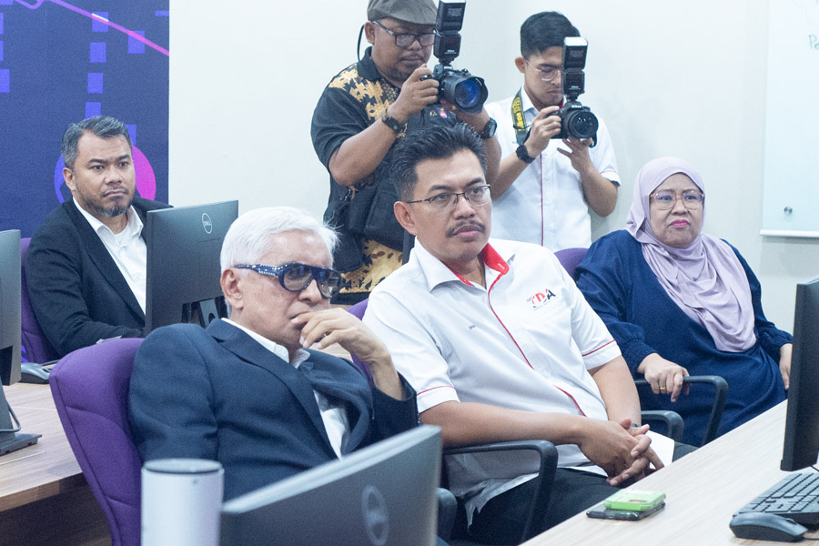 (Dari kiri) Datuk Hanifah Nordin, Dr. Sharoul Jambari dan Professor Datuk Dr. Roziah Mohd Janor mendengar penjelasan berkenaan gerak kerja keselamatan siber
