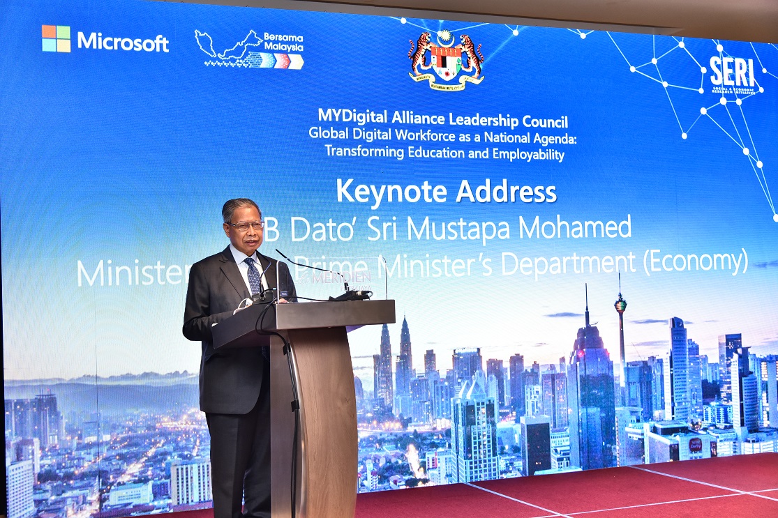  Datuk Seri Mustapa Mohamed menyampaikan ucaptama pada mesyuarat sulung MyDigital Alliance Leadership Council di Putrajaya baru-baru ini.