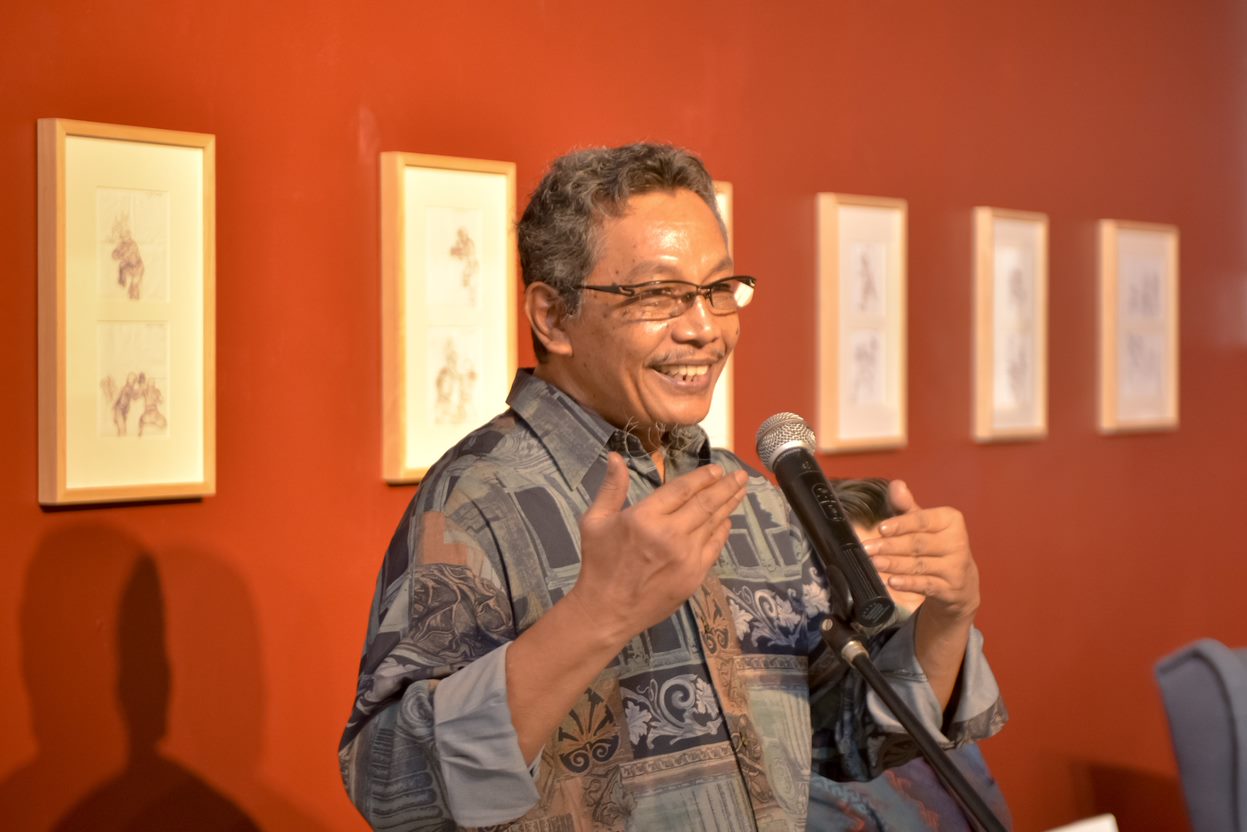 Amron Omar berucap semasa majlis perasmian pameran seni solonya, ‘Biar Budi Hanya Setitik, Langit Dan Bumi Ada Di Dalam’ 