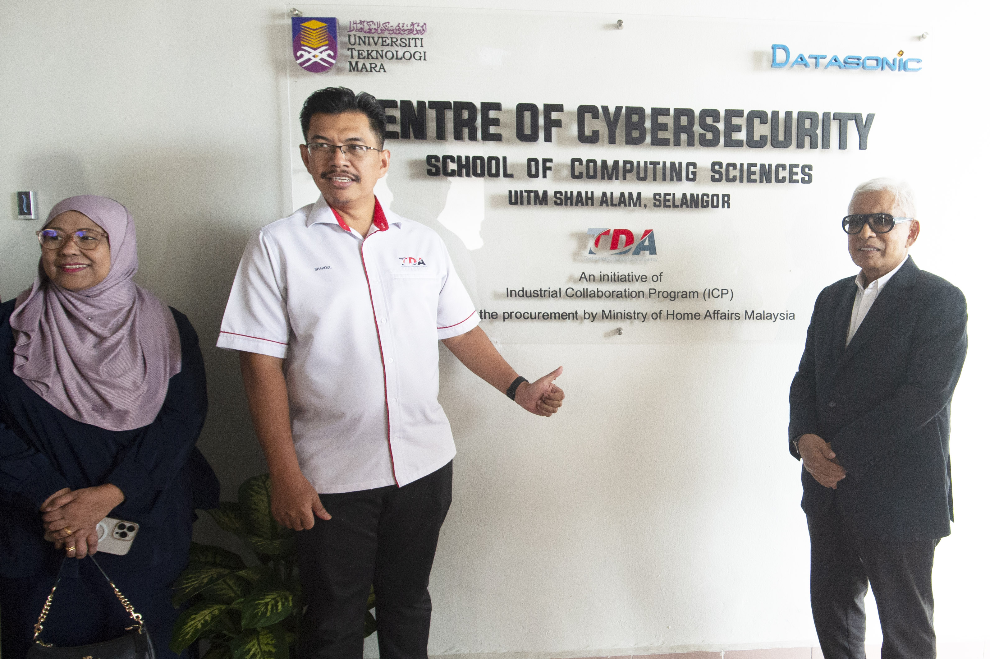 Professor Datuk Dr. Roziah Mohd Janor, Dr. Sharoul Jambari dan Datuk Hanifah Nordin di hadapan makmal keselamatan siber yang terletak di Fakulti Sains Komputer dan Matematik, UiTM Shah Alam