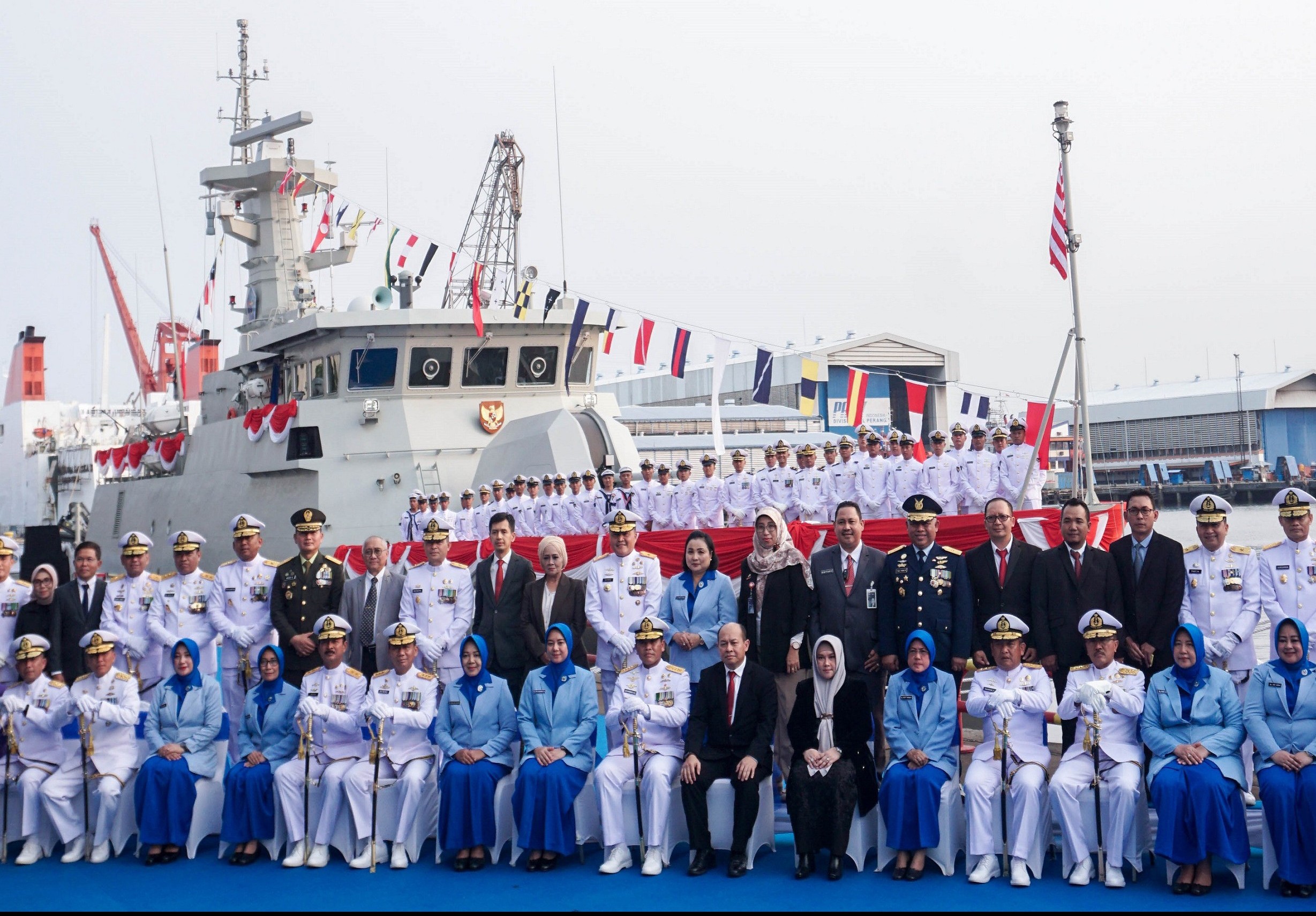 Ketua Staf Angkatan Laut, Laksamana Muhammad Ali (duduk di tengah) semasa merasmikan dua kapal baru KCR-60M.