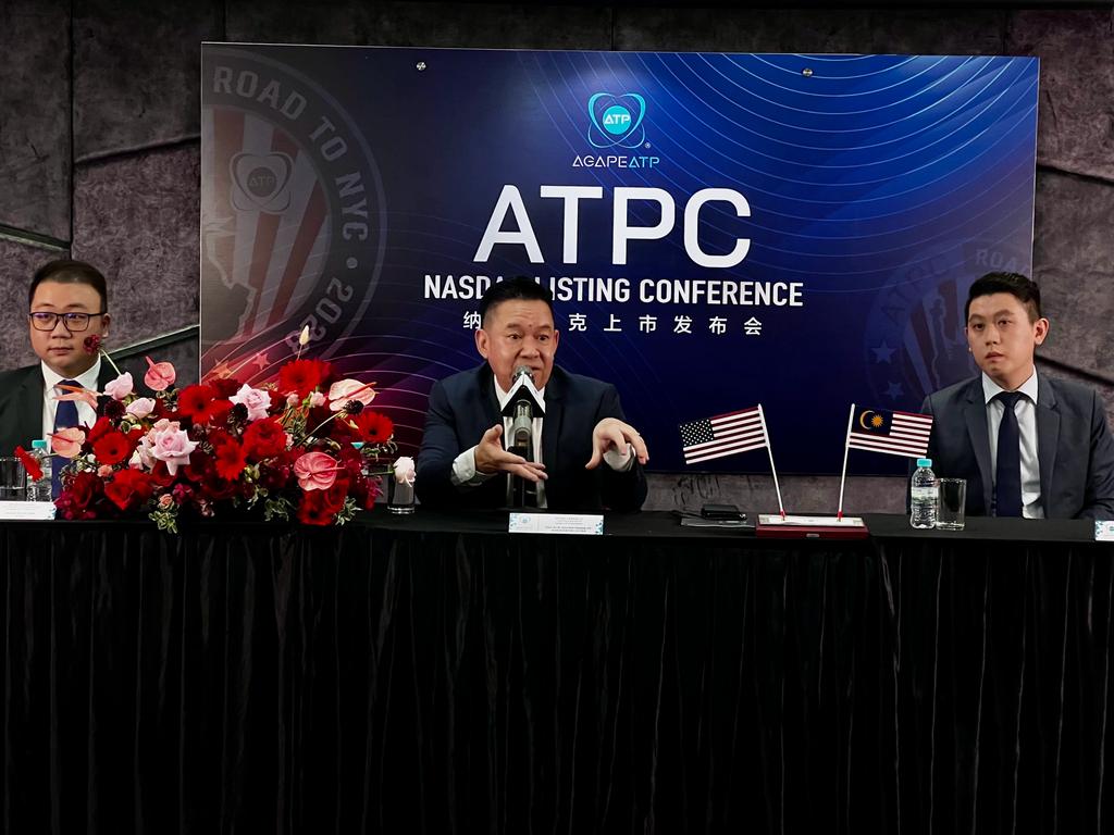 Sidang media Agape di Kuala Lumpur yang dihadiri oleh (dari kiri) Naib Presiden Hal Ehwal Korporat, Vincent Tan Inn Shen; Pengerusi dan Ketua Pegawai Eksekutif, Datuk Seri Dr How Kok Choong J.P. dan Ketua Kewangan Korporat, Ting Wan Lock.