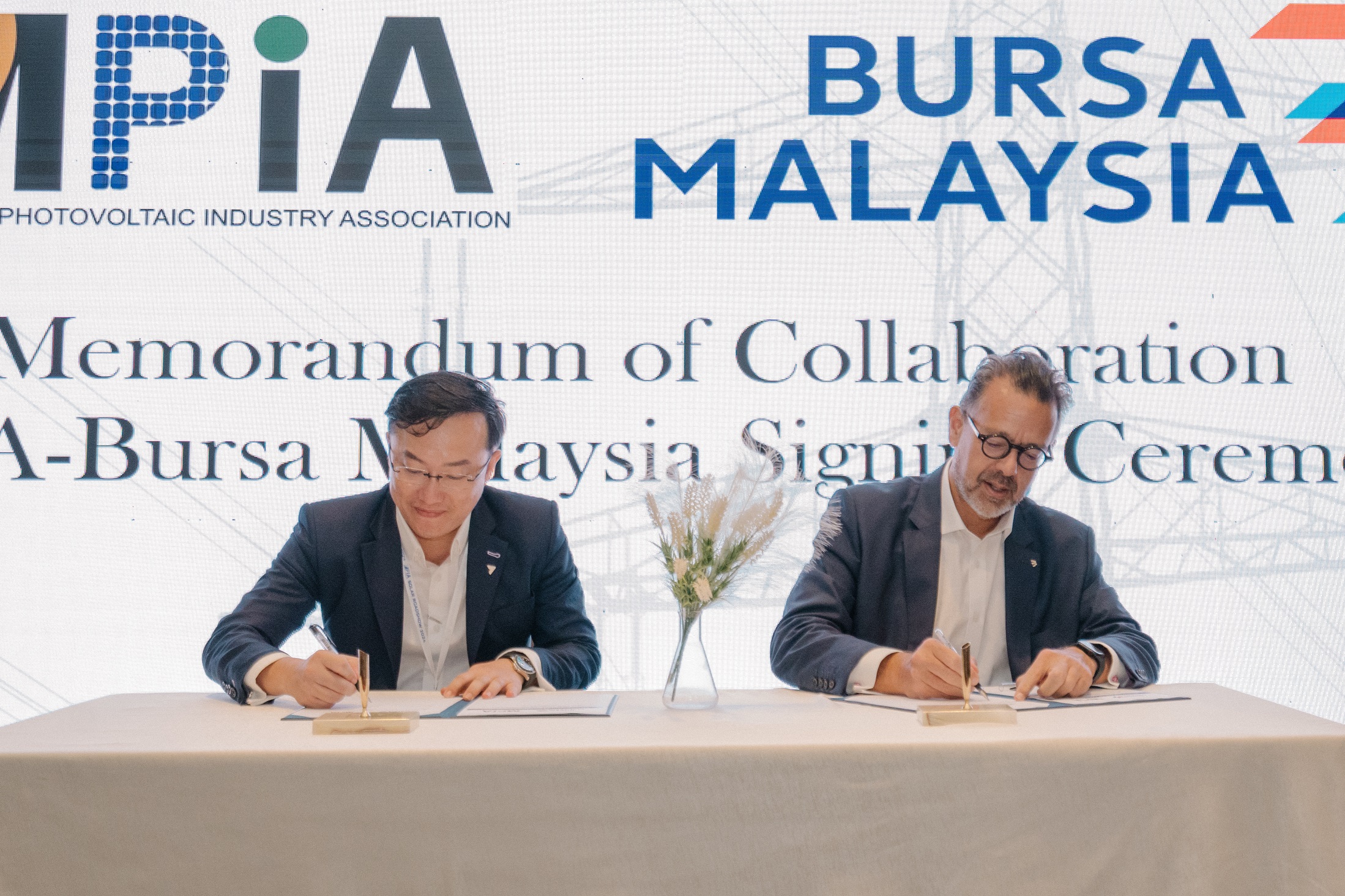 (Dari kiri) Presiden MPIA, Davis Chong dan Datuk Muhamad Umar Swift memeterai memorandum kerjasama di Jerayawara Solar MPIA 2024 pada 16 Januari 2024.