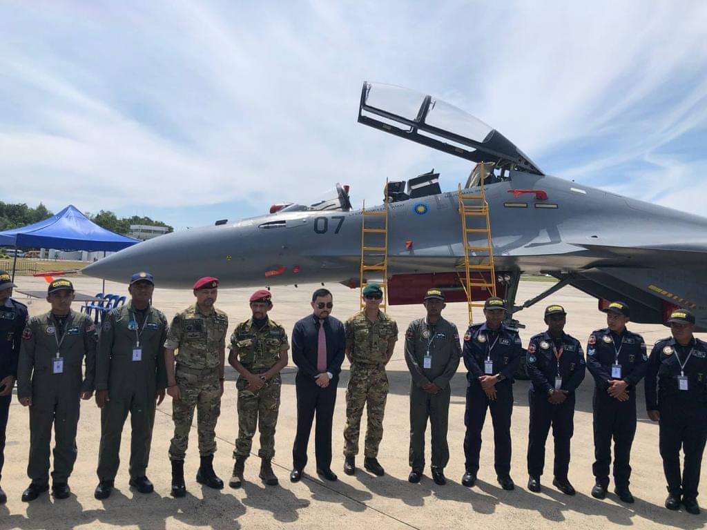 Sultan Hassanal Bolkiah bergambar bersama kru pesawat Sukhoi SU-30MKM.