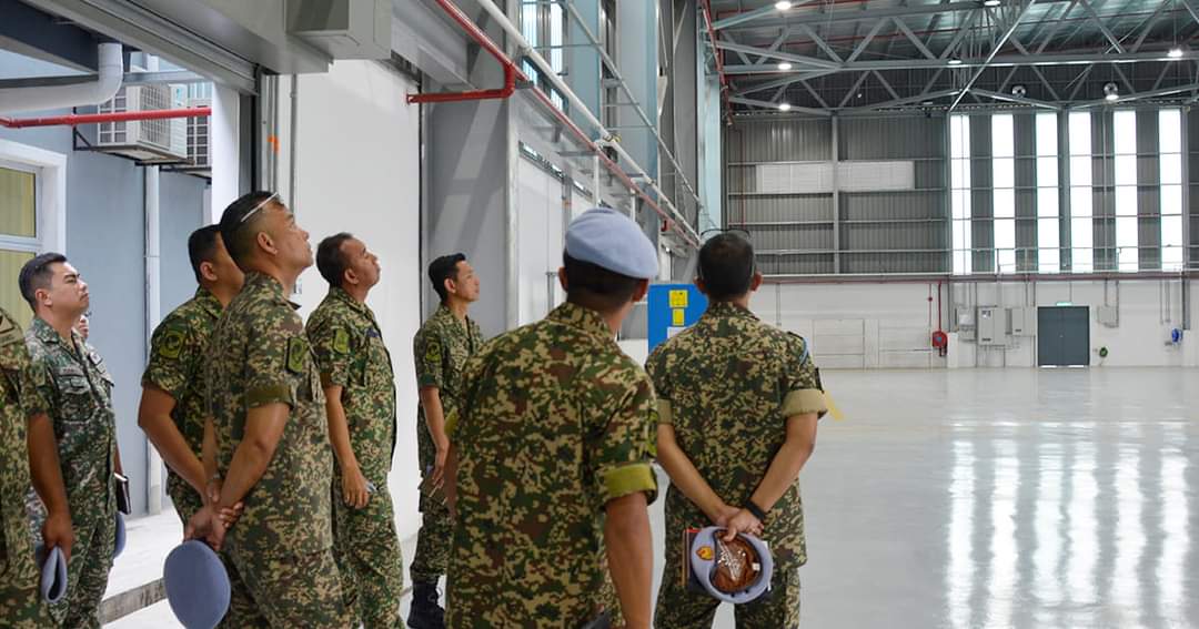 Para pegawai Tim Nukleus Rejimen 882 PUTD melihat salah satu kemudahan yang telah siap bagi menerima ketibaan Black Hawk.