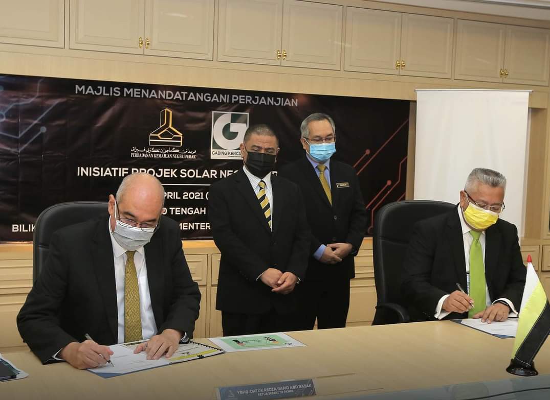Ketua Eksekutif PKNPk, Datuk Redza Rafiq Abdul Razak (kiri) dan Pengarah Urusan Gading Kencana Sdn Bhd, Dato’ Ir. Muhamad Guntor Mansor Tobeng (kanan) disaksikan Menteri Besar, Datuk Seri Saarani Mohamad semasa menandatangani Perjanjian Inisiatif Projek Solar Negeri Perak pada April 2021.