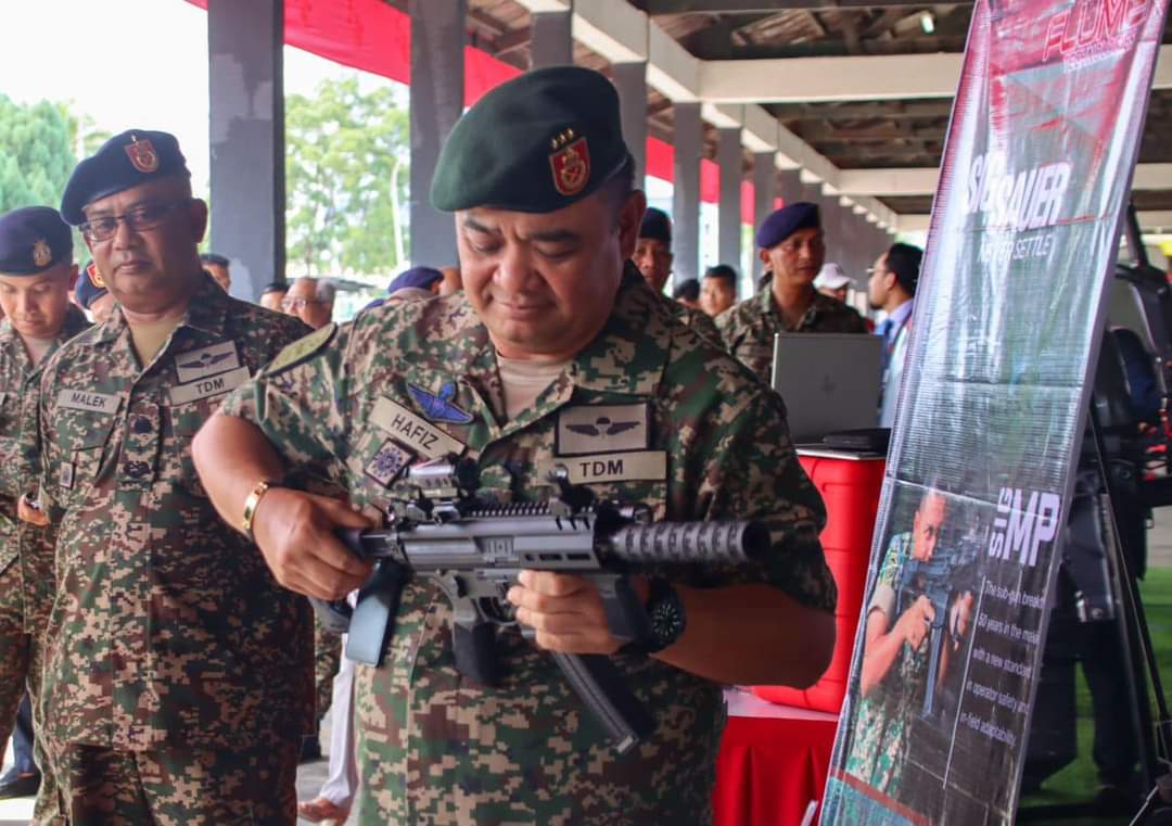 Muhammad Hafizuddeian melihat submesingan Sig Sauer MPX.