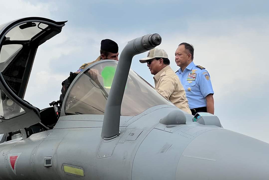 Menteri Pertahanan Indonesia, Prabowo Subianto semasa melihat pesawat Dassault Rafale.