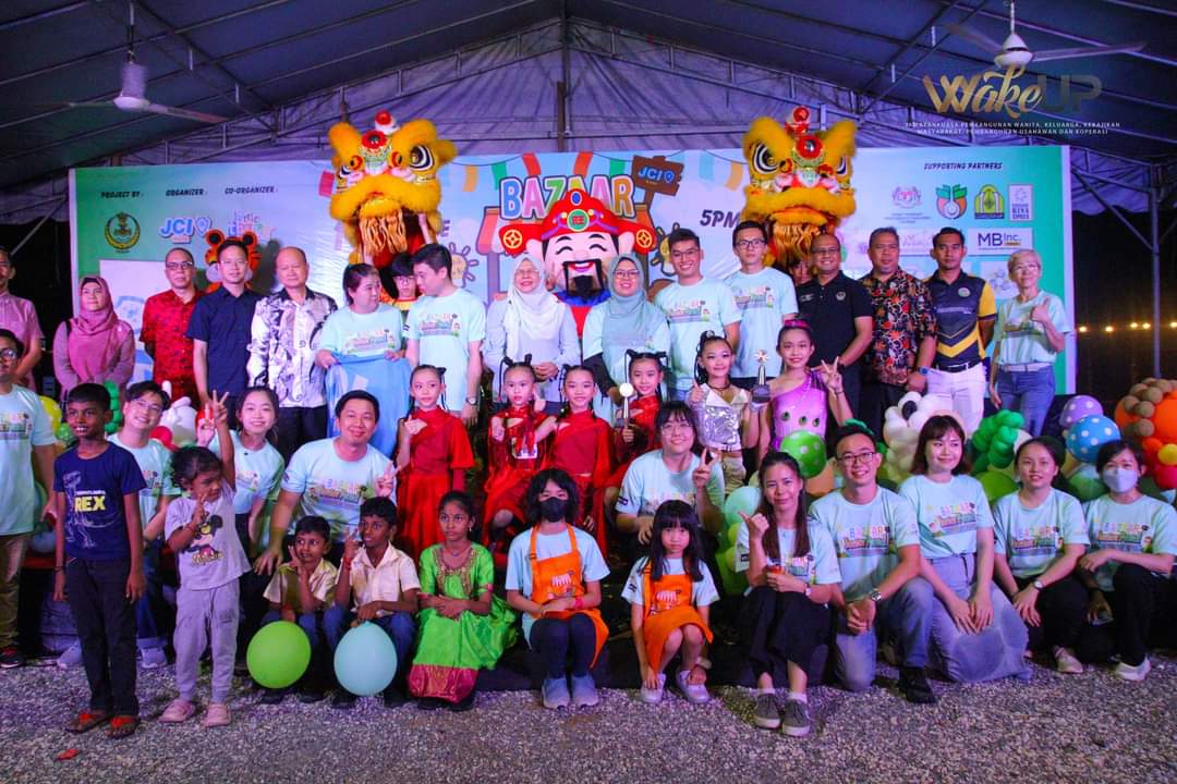 Salbiah (tengah) semasa merasmikan program Bazar Junior Perak di Meow Garden, Tambun di Ipoh.