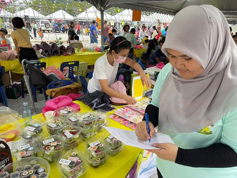 Usahawan cilik Bazar Junior Perak mendapat pengalaman baharu semasa mengendalikan gerai.