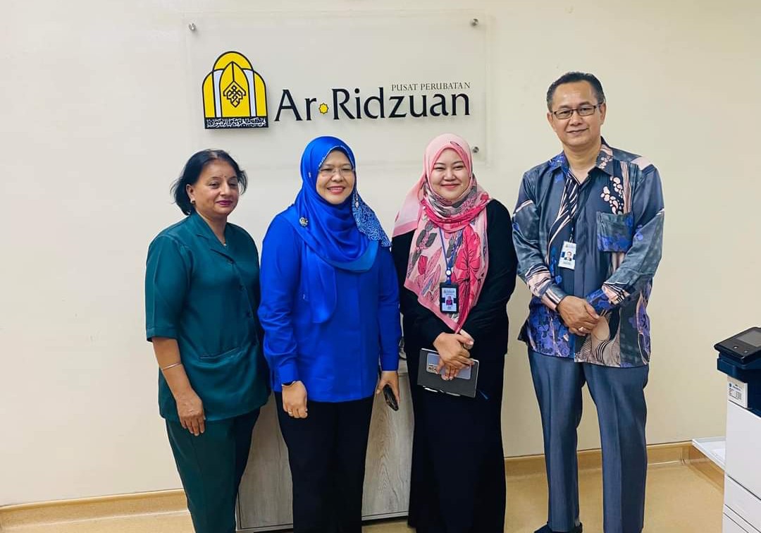 Salbiah (dua dari kiri) bersama Dahari (kanan) semasa melawat Hospital Ar-Ridzuan.