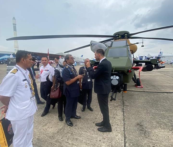 Mohd. Asghar Khan (dua dari kiri) melihat helikopter tempur ATAK buatan Turkiye.