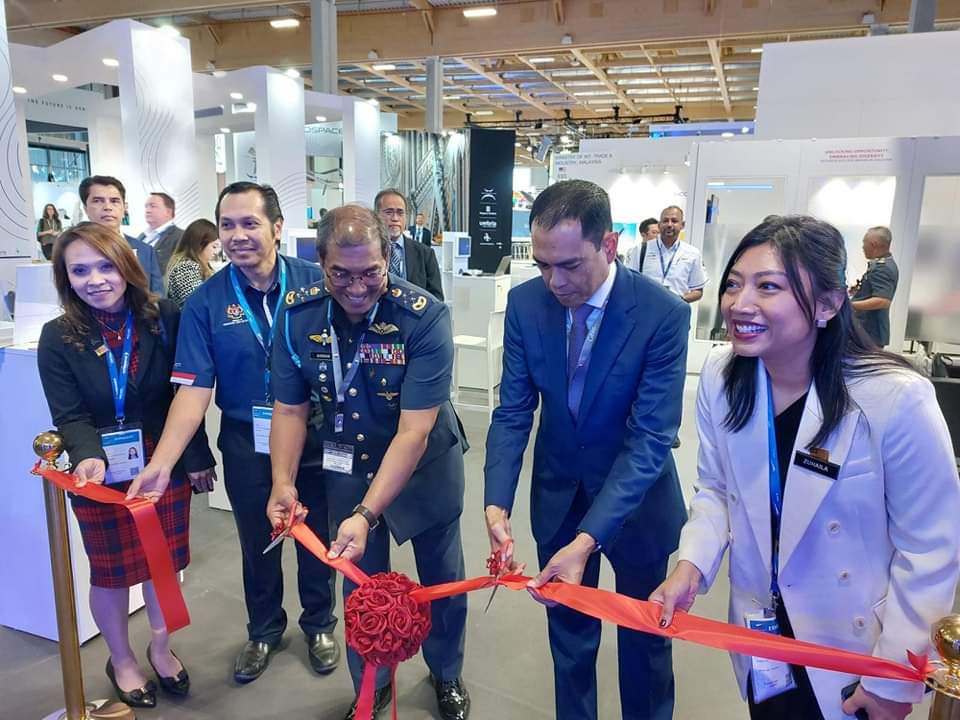 Mohd. Asghar Khan (tiga dari kiri) bersama Mohd Zamruni (dua dari kanan) semasa merasmikan Pavilion Malaysia.