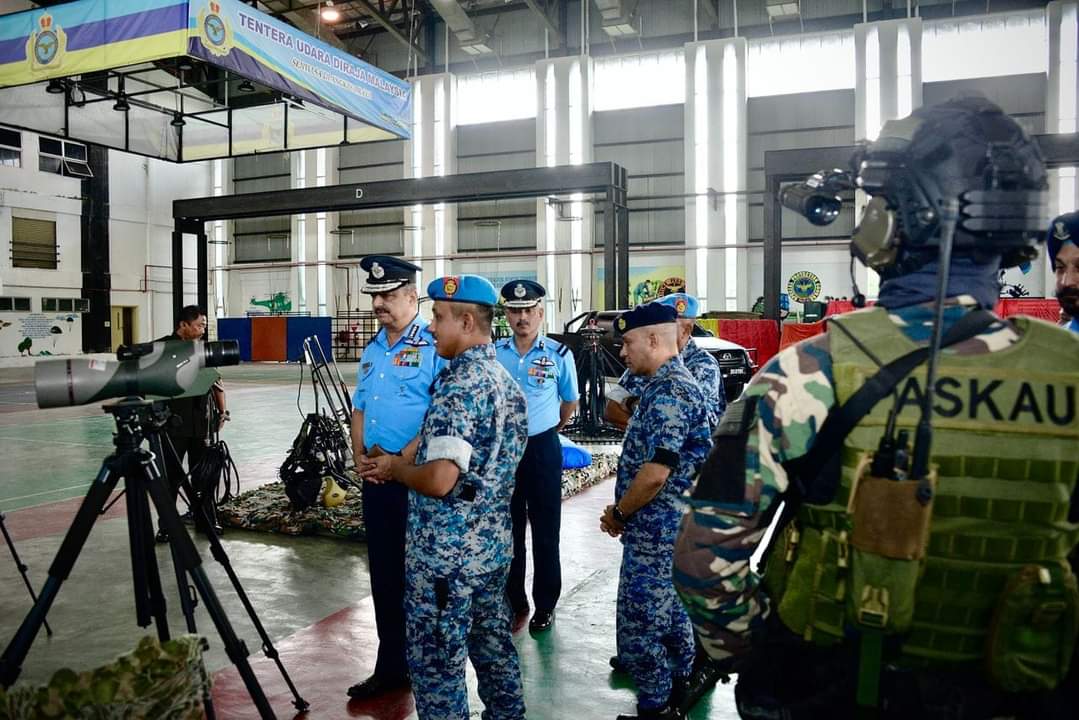 Pegawai Paskau memberikan penerangan tentang kelengkapan yang dimiliki pasukan tersebut.