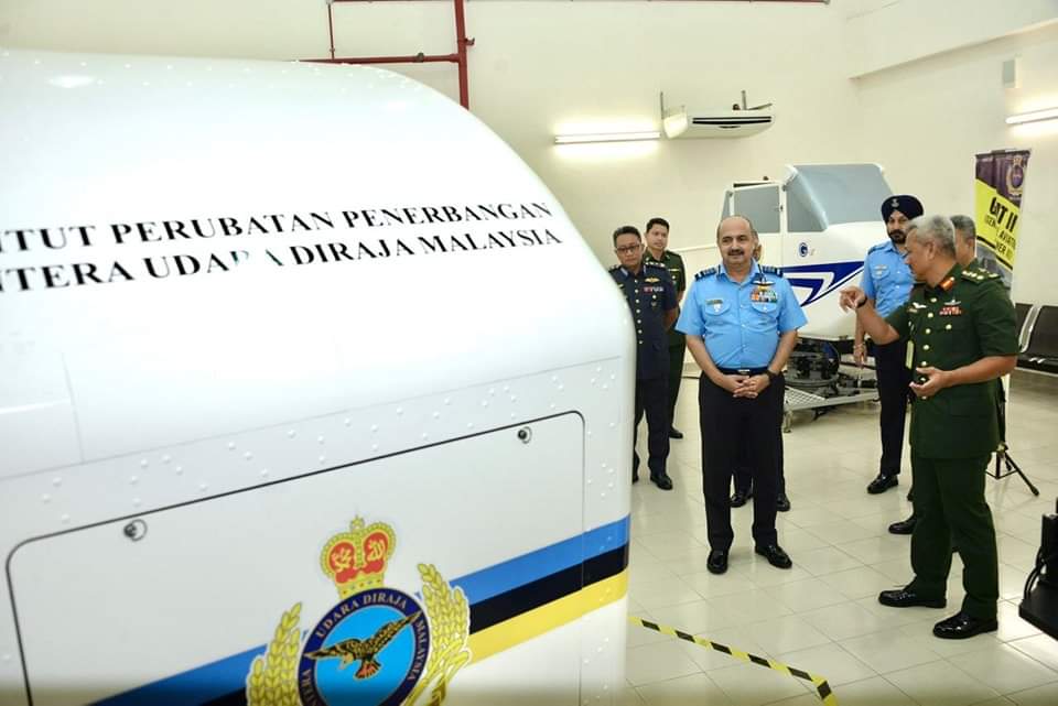 Chaudhari semasa mengadakan lawatan ke Institut Perubatan Penerbangan di Pangkalan Udara Subang.