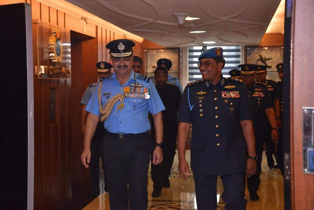 Mohd Asghar Khan semasa menyambut ketibaan Marshal VR Chaudhari di Wisma Pertahanan.