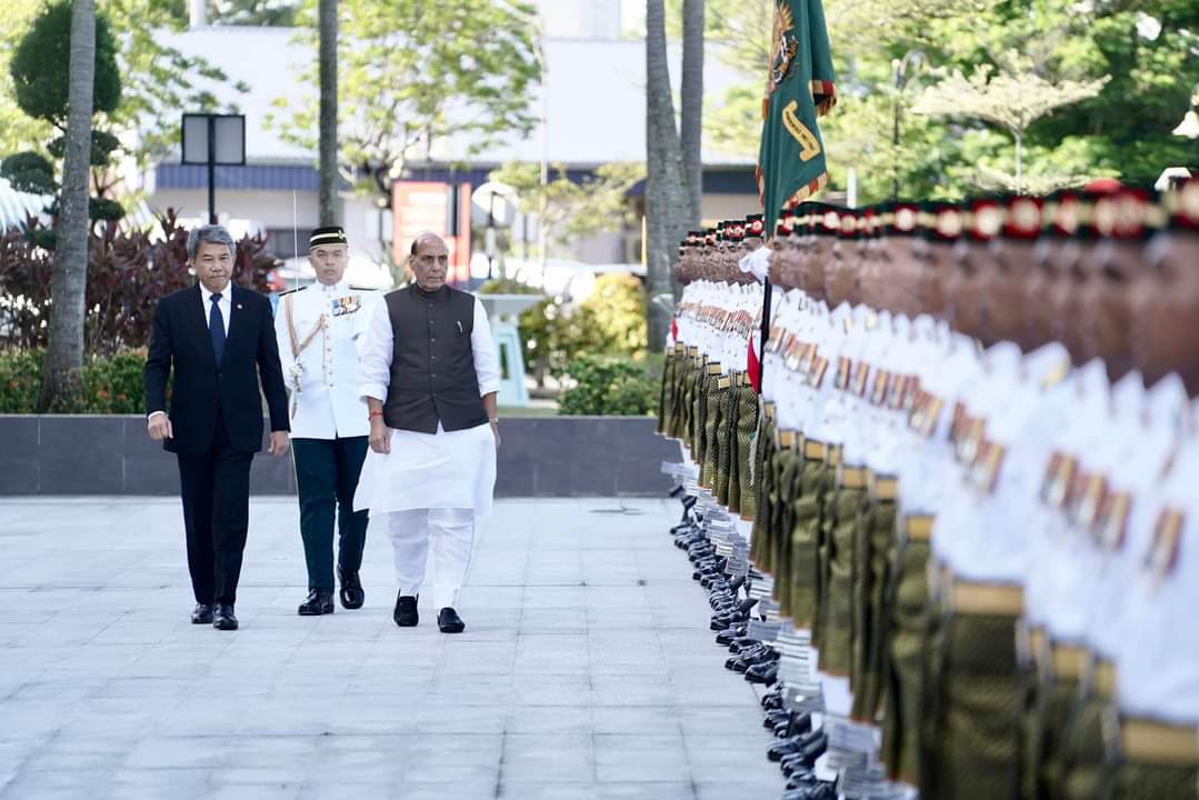 Shri Rajnath Singh diringi Mohamad Hasan memeriksa kawalan kehormatan semasa tiba di Wisma Pertahanan.