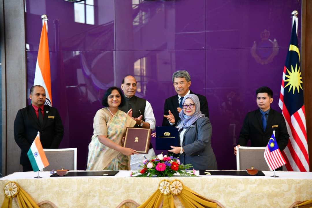 Shri Rajnath Singh bersama Mohamad Hasan menyaksikan majlis menandatangani dokumen antara Shahrazat dan Nivedita Shukla Verma.