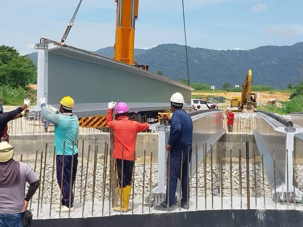 Fasa 1 membabitkan pembinaan jambatan sepanjang 50 meter merentangi Sungai Pari.