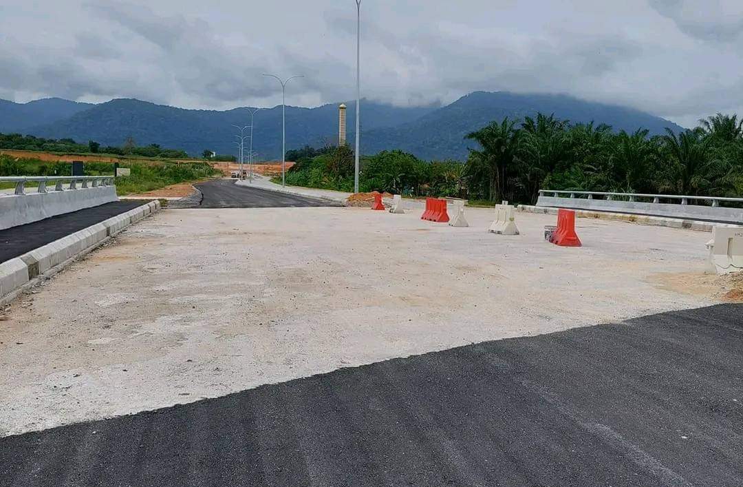 Kerja-kerja pembinaan jalan telah pun 98 peratus siap.