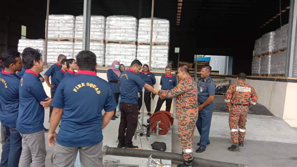 Pegawai bomba memberi latihan kepada pasukan keselamatan kebakaran sebuah kilang di Tapah.