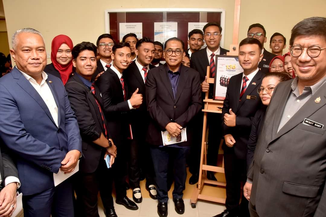 Mohamed Khaled (tengah) dan Naib Canselor UPSI, Prof. Dato' Dr. Md Amin Md Taff (kanan) bersama pelajar UPSI semasa melawat universiti itu hari ini.