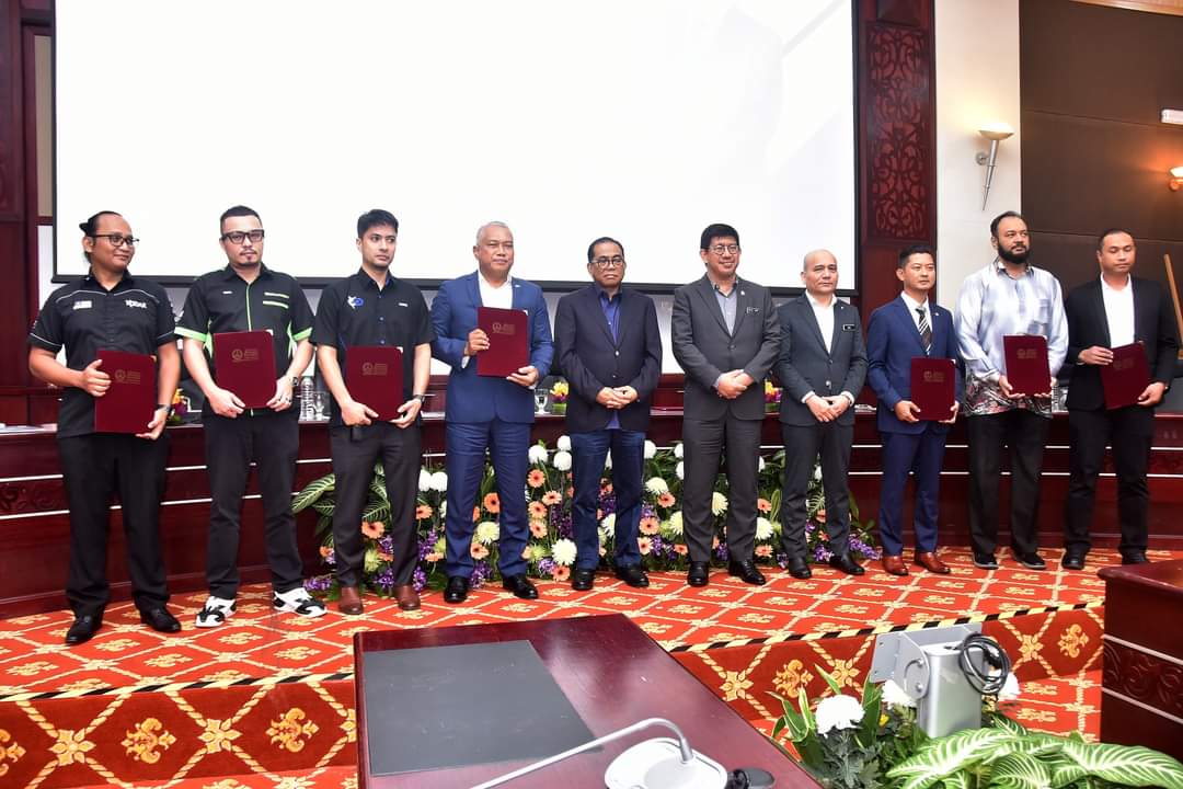 Mohamed Khaled (tengah) dan Naib Canselor UPSI, Prof. Dato' Dr. Md Amin Md Taff (kanan) bersama pelajar UPSI semasa melawat universiti itu hari ini.