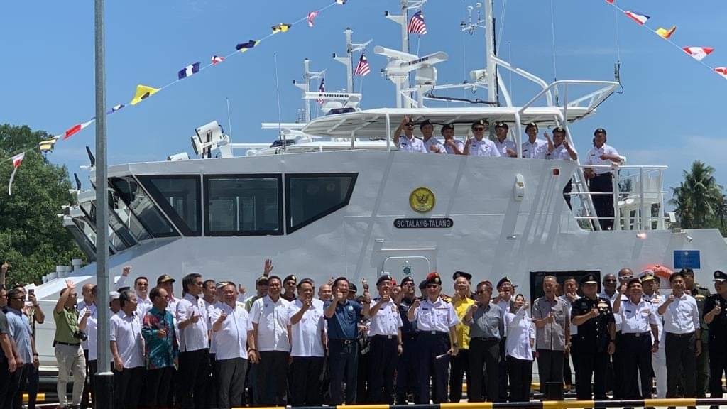 Abang Johari bersama tetamu lain yang hadir pada majlis penerimaan tiga kapal peronda baru Sarawak Coast Guard di Miri.