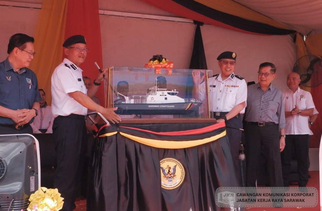  Pengarah UKPS, Datu Dr. Chai Khin Chung (dua dari kiri) menyampaikan model kapal peronda laju kelas Pulau kepada Abang Johari.