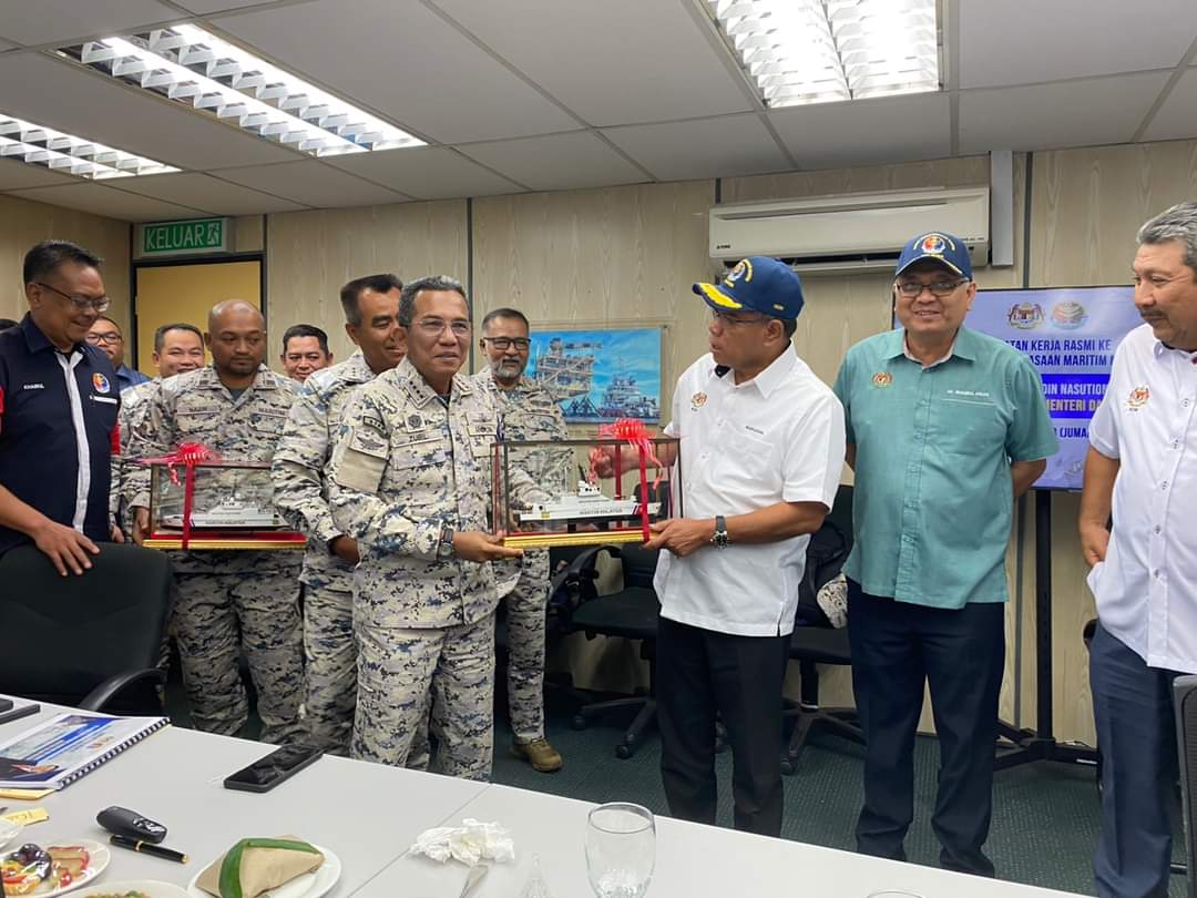 Imbas kembali lawatan Menteri Dalam Negeri, Datuk Seri Saifuddin Nasution ke lokasi pembinaan kapal di Limbungan TH Heavy Engineering (THHE) Berhad, Pulau Indah,