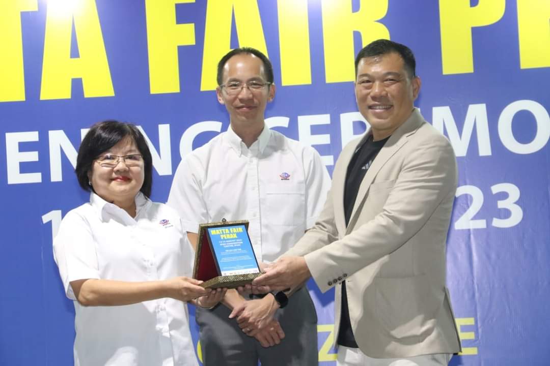 Sze Yee dan pengerusi penganjur, Wendy Shin semasa merasmikan MATTA Fair Perak 2023.