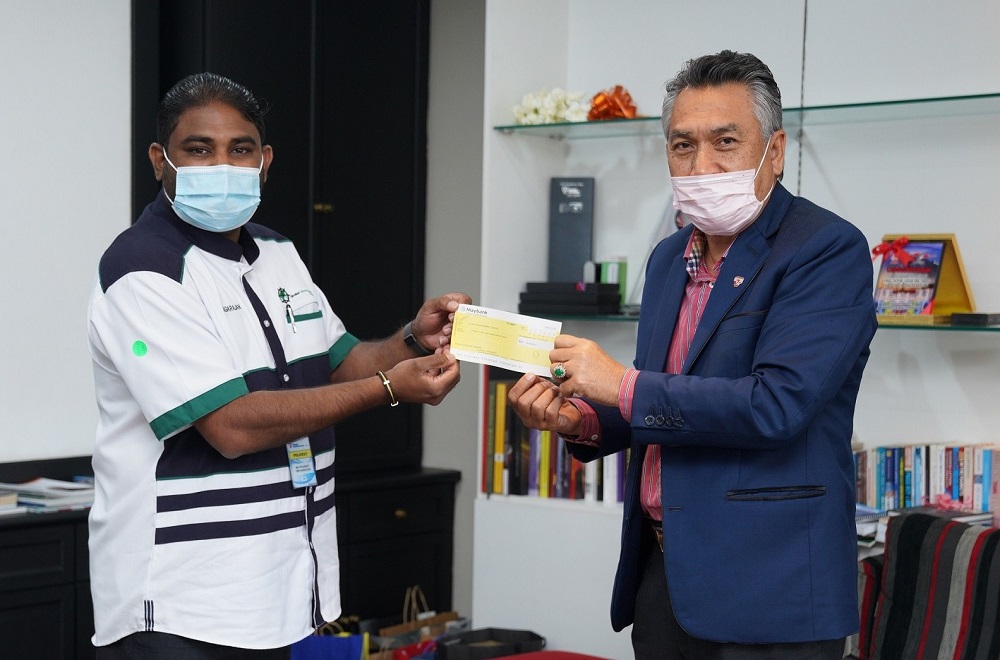  Omar Sidek menyerahkan pembayaran akhir kepada Pengurus Global Environment Centre (GEC), R. Nagarajan untuk Fasa 1 melibatkan penanaman 10,600 pokok bakau di Sungai Limau, Manjung, Perak pada 6 Januari 2021. 