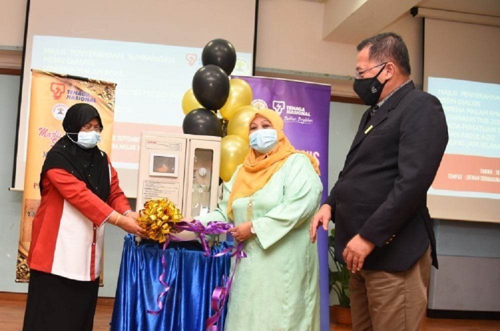 Pengerusi Pelitawanis cawangan Petaling Jaya, Datin Noor Aziah Abd Karim (dua dari kanan) bersama Yang Dipertua Persatuan Dialisis Masjid Jamek Sultan Abdul Aziz Petaling Jaya, Zaidah Haron (kiri) menyempurnakan penyerahan mesin dialisis pada 18 September lalu.