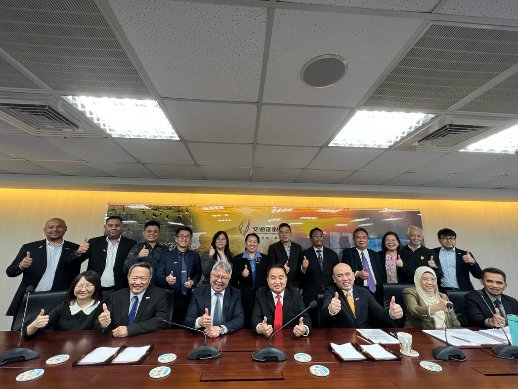 Ng Suee Lim (duduk, tengah) mengetuai misi jualan ke Taiwan