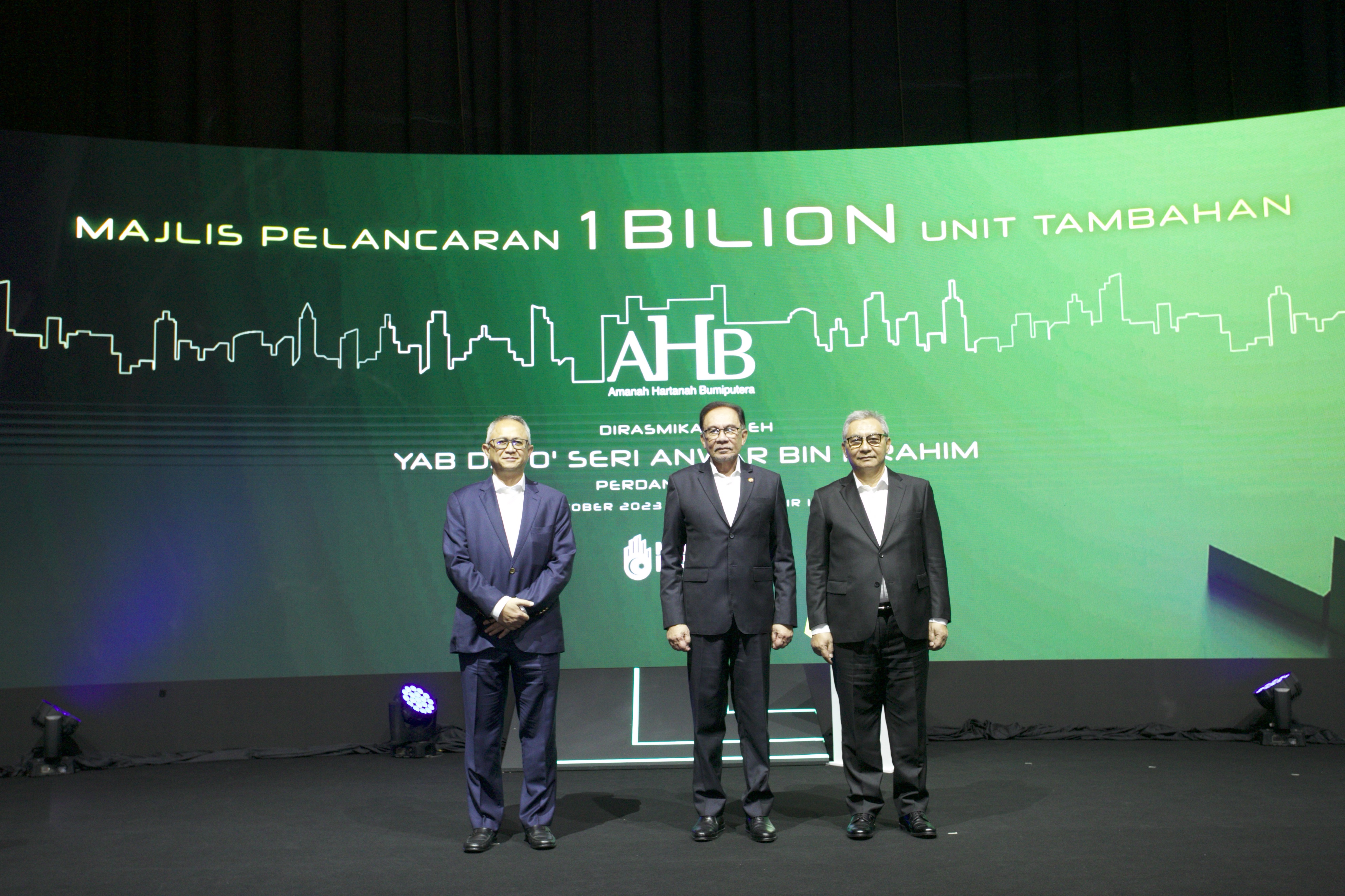 (Dari kiri) Mohamad Damshal Awang Damit, Datuk Seri Anwar Bin Ibrahim dan Tan Sri Ahmad Nizam Salleh