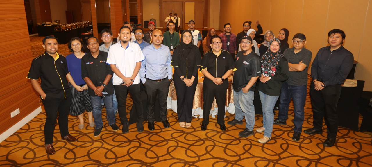  Syed Muhd. Naguib (lima dari kiri) dan Syed Mohammed Idid (lima dari kanan) bergambar bersama sebahagian wakil media di Ipoh.