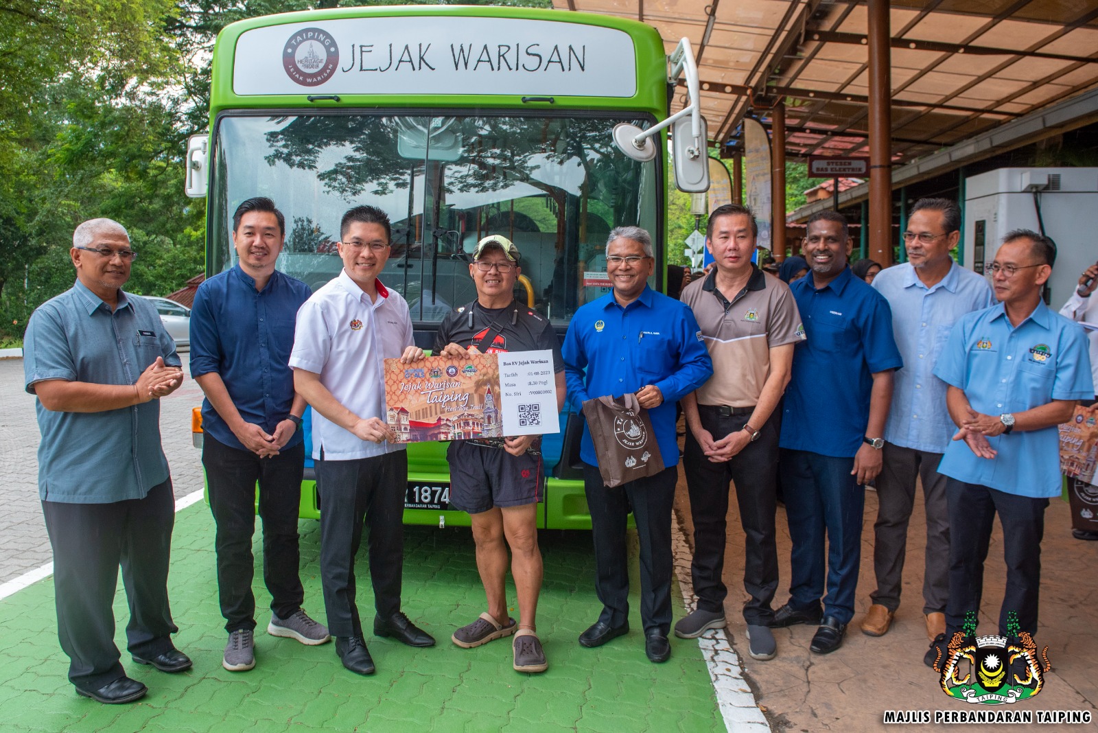 Khairul Amir bersama Ahli Parlimen Taiping, Wong Kah Woh semasa melancarkan tiket Bas EV Taiping.