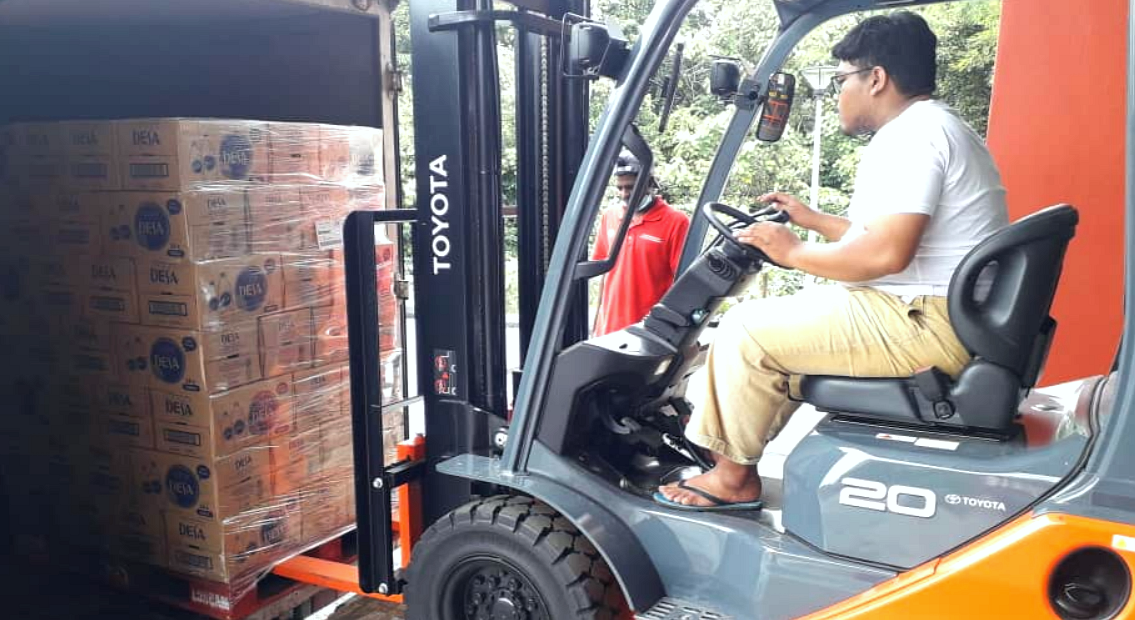 Petugas Spritzer di pusat pengedaran Spritzer di Pahang.