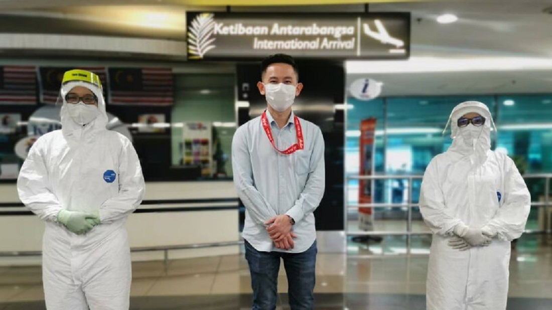 Ketua Pelancongan Perubatan AirAsia, Vincent Gooi bersama-sama kakitangan Island Hospital Pulau Pinang menunggu ketibaan perkhidmatan penerbangan sewa khas perubatan dari medan hari ini.