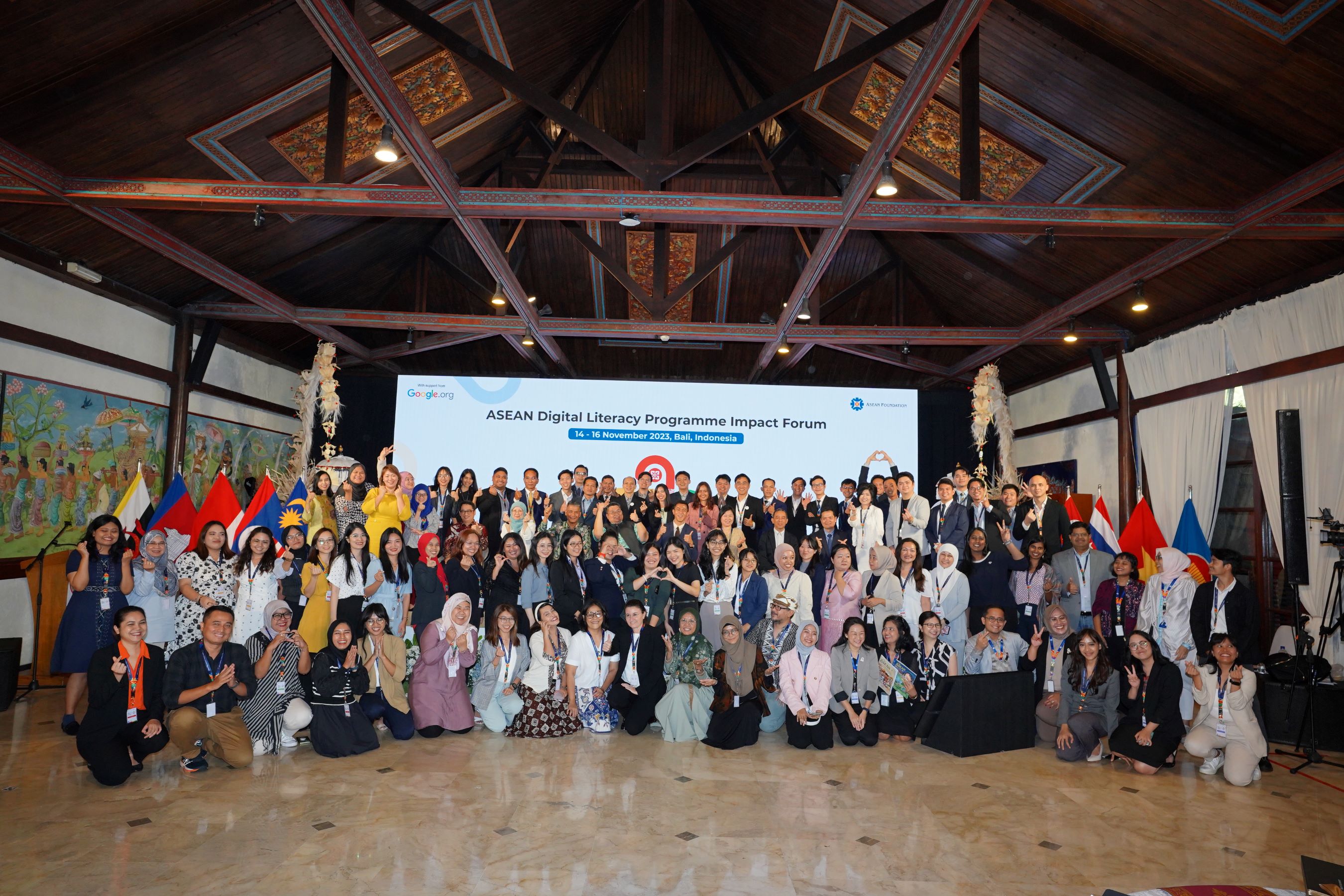 Peserta Forum Impak DLP ASEAN di Bali meraikan pencapaian program dua tahun seluruh ASEAN