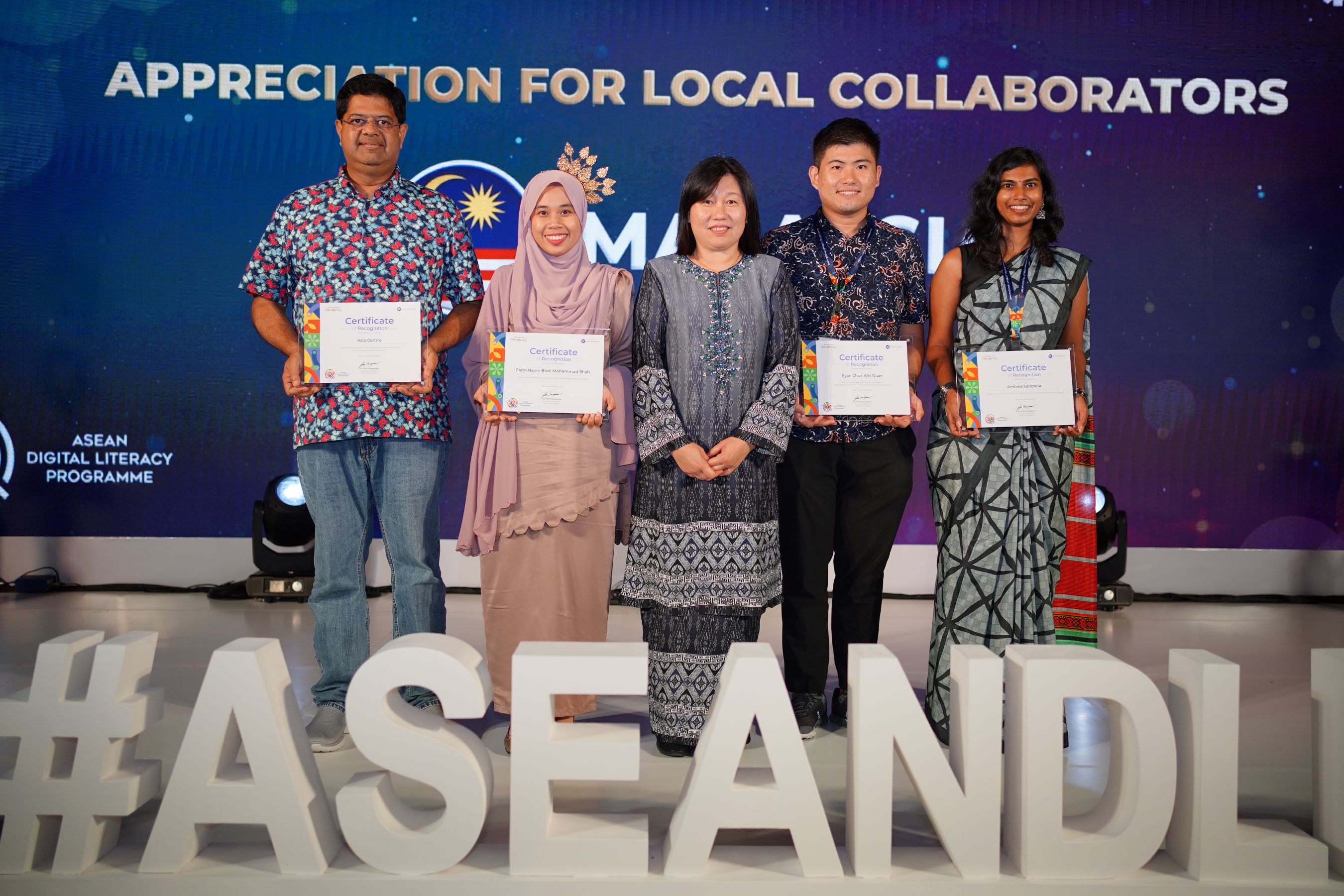 Wakil Tetap Malaysia ke ASEAN, Datuk Nur Izzah Wong Mee Choo (tengah) menyerahkan tanda penghargaan kepada rakan kerjasama tempatan DLP ASEAN dari Malaysia