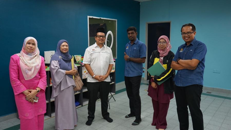 (Dari kiri) Zuraidah Ahmad; Pegawai SIP+, PPD Port Dickson merangkap Sahabat Sekolah SK Port Dickson, Dr. Murni Mohamad Yasin; Penyelaras STEM Negeri, Unit Sains & Matematik, JPNNS, Bilezan Baghdadi; AJK Unit ICT SK Port Dickson, Kamalanathan Muthu; Naib Presiden merangkap Ketua Pembangunan Perniagaan, Nursyarida Shariff; Penyelaras Robotik dan Digitalisasi SK Port Dickson, Mohd Faizal Zakaria.