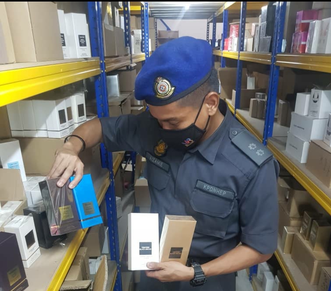 Sindiket jual minyak wangi tiruan secara dalam talian ...