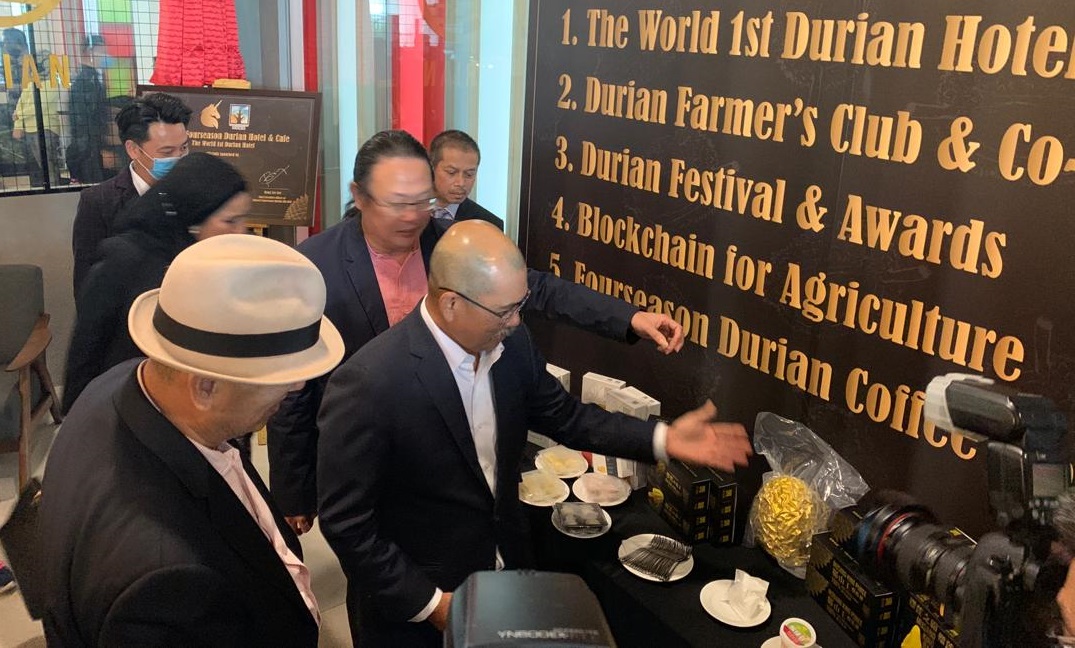  Ronald Kiandee bersama pihak pengurusan Unicorn Four Season Durian Hotel & Café melihat produk hiliran yang turut disediakan kepada para tetamu yang hadir dan menginap di hotel berkenaan.