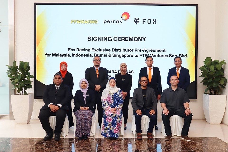 (Dari kiri, duduk) Pengerusi EXCO Pernas, Datuk Abu Bakar As-Sidek Mohd Sidek; Ahli Lembaga Pengarah Pernas, Afidah Azwa Abdul Aziz; Pengerusi Pernas, Datuk Hazimah Zainuddin; Ketua Pegawai Eksekutif FTW Ventures, Hairolsham Abu Bakar; dan Pengurus Pengedar Fox Racing bagi Asia Pasifik & Amerika Latin, Riley Mallard.