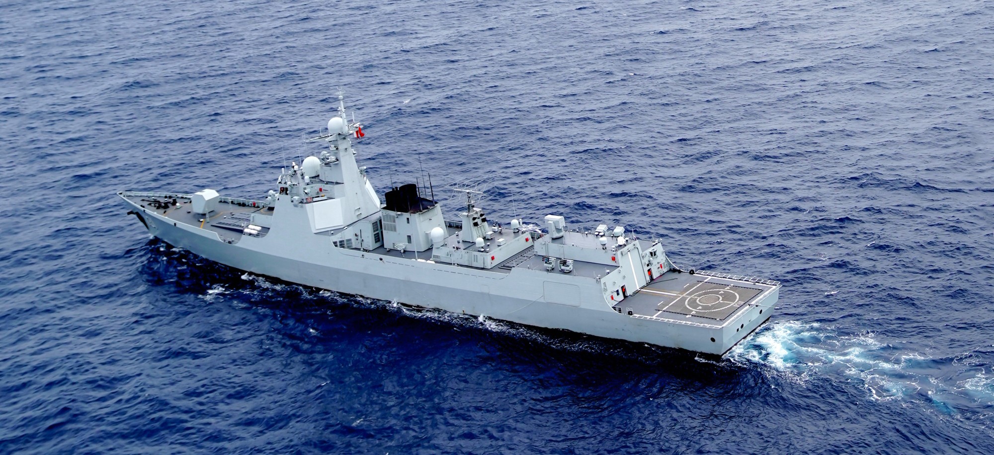 Kapal pemusnah peluru berpandu berpandu Type 052D Zhanjiang.